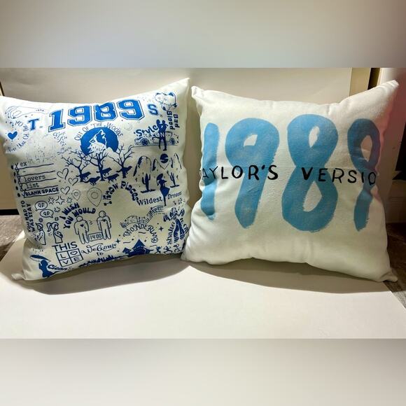 New Taylor Swift 1989 pillows: set of 2 - Picture 1 of 14